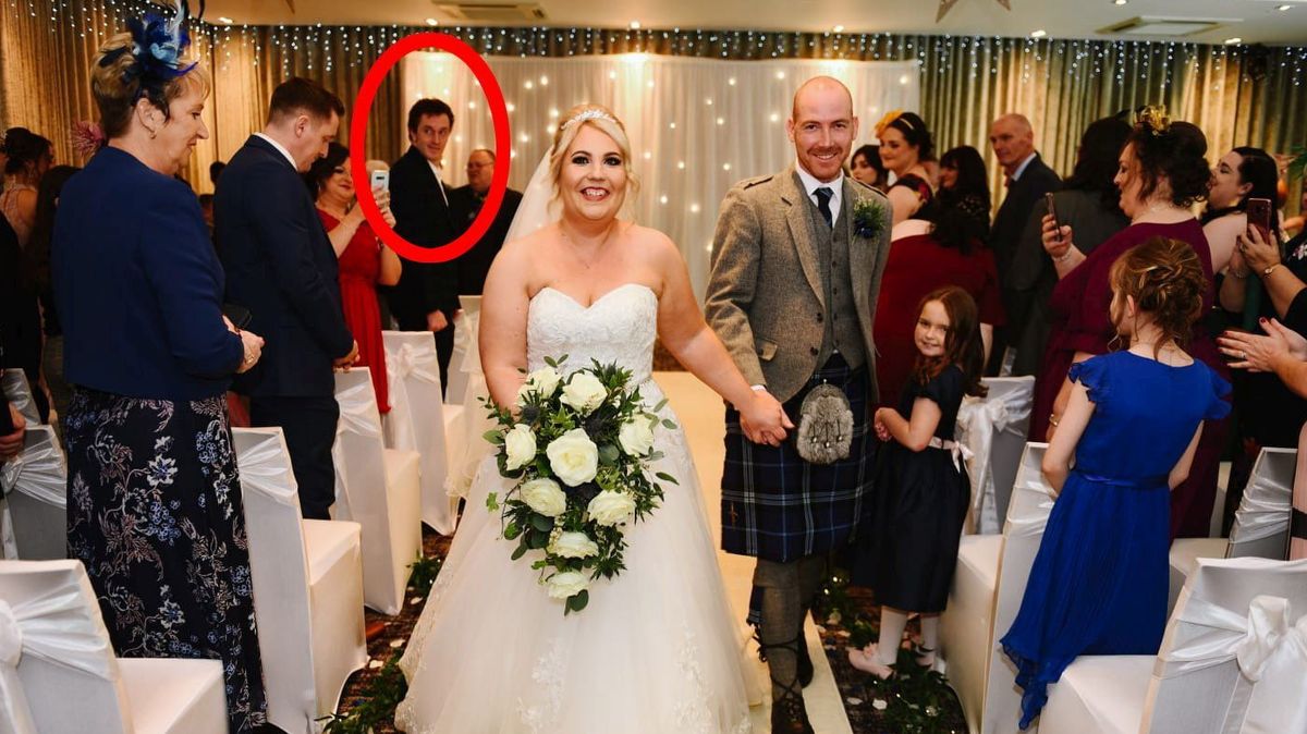 Záhada tajemného muže na svatební fotografii se vysvětlila po čtyřech letech